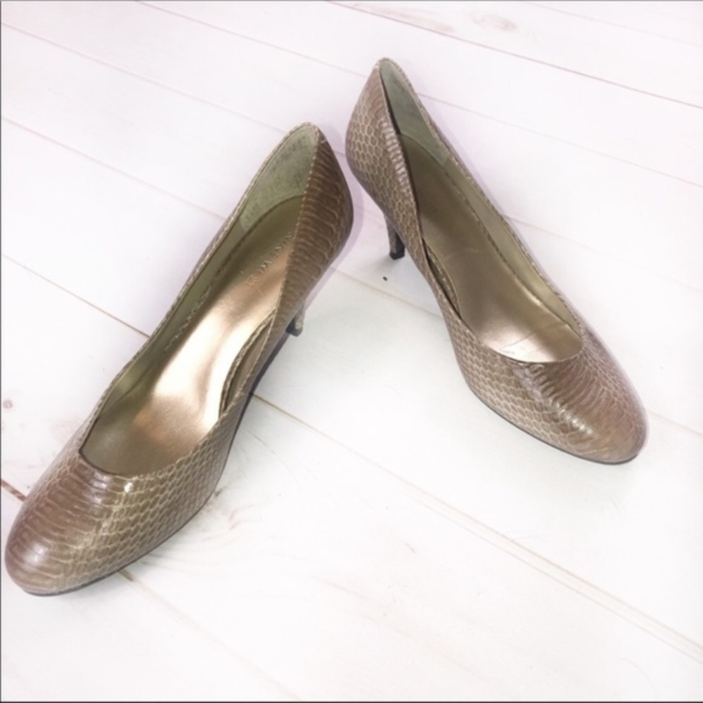 Nine West 8 1/2M tan taupe snake‎ skin 3 inch rounded toe classic heel shoes